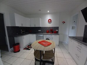 Mikrovågsugn, diskmaskin och stekbord