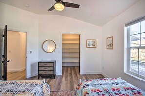 4 bedrooms, bed sheets - Grand Junction Mountain Escape w/ Grill! (Grand Junction)