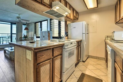 Beachfront Lahaina Condo: Pool + Grill Access