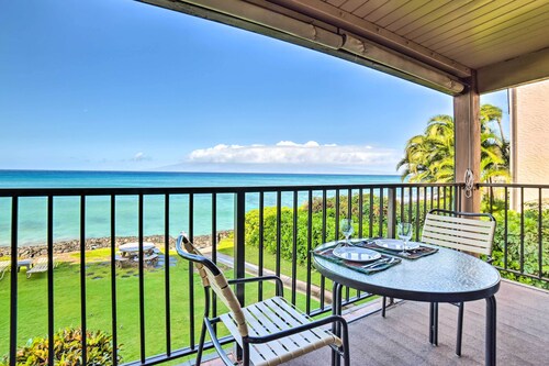Beachfront Lahaina Condo: Pool + Grill Access
