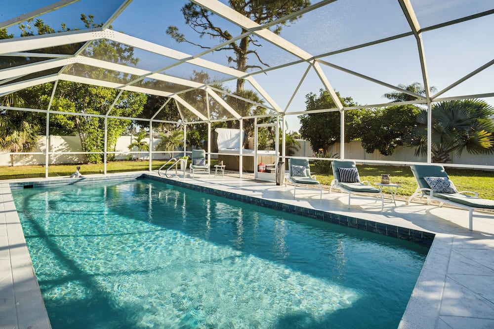 Sunny Sarasota Home w/ Pool Near Siesta Key Beach! - Gulf Gate Estates, FL