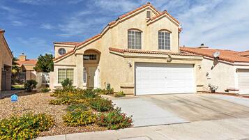 House (4 Bedrooms) | Front of property