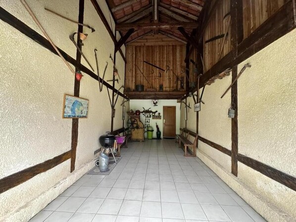 A narrow hallway with tiled flooring, wooden beams, and a rustic ceiling. - Perron - ARENGOSSE - Vacation Home (ARENGOSSE)