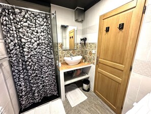 Douche, serviettes fournies