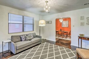 TV, books - Welcoming Jacksonville Home < 9 Mi to Beach! (Jacksonville)