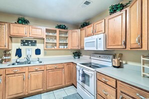 Private kitchen - Welcoming Jacksonville Home < 9 Mi to Beach! (Jacksonville)