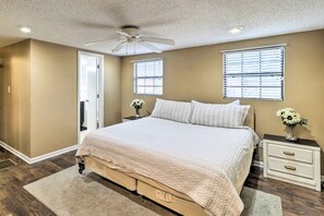 4 bedrooms, laptop workspace, iron/ironing board, bed sheets - Welcoming Jacksonville Home < 9 Mi to Beach! (Jacksonville)