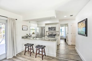 Casa (3 Bedrooms) | Cozinha privada | Micro-ondas, fogão, cooktop, lava-louças