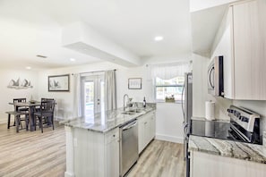 Casa (3 Bedrooms) | Cozinha privada | Micro-ondas, fogão, cooktop, lava-louças