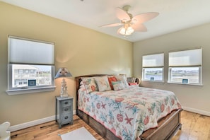 Interior - Steps to Beach: Ocean-view Retreat in Galveston! (Galveston)