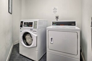 Interior - Hollywood Resort Retreat: Pool & Beach Access (Hollywood)