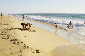 A sandy beach with people walking and playing in the water. - Le Gite du Carrerot - Benesse-maremne (BENESSE-MAREMNE)