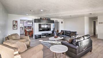 House (5 Bedrooms) | Interior