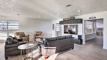 House (5 Bedrooms) | Interior