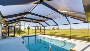 Una piscina coperta con vista su un campo da golf.