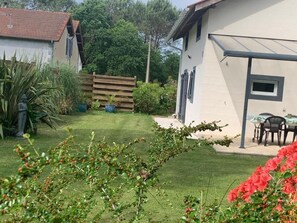 Outdoor dining - Le Gîte D'enya - Saint Julien EN Born (SAINT JULIEN EN BORN)