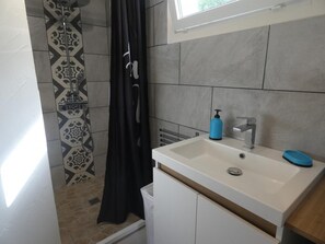 Shower - Le Gîte D'enya - Saint Julien EN Born (SAINT JULIEN EN BORN)