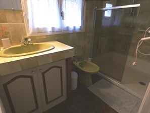 Douche, serviettes fournies