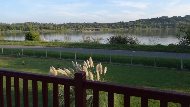 A lakeside view with a road and grassy areas. - La Tanière - St-martin-de-seignanx (ST-MARTIN-DE-SEIGNANX)