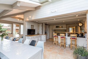 Outdoor dining - La Petite Maison - Leon (LEON)