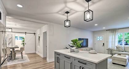 Walk to Restaurants: Sarasota Home w/ Lanai!