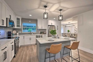 Interior - Walk to Restaurants: Sarasota Home w/ Lanai! (Sarasota)