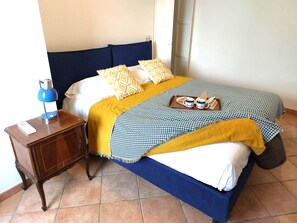 1 habitación, tabla de planchar con plancha, wifi gratis y ropa de cama