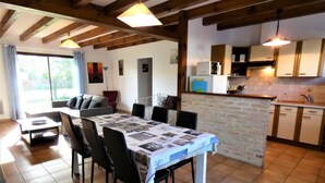 Un interior acogedor con comedor, cocina y sala de estar.