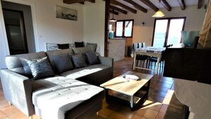 Una sala de estar con sofá, mesa de centro y chimenea.