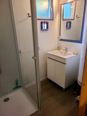 Shower, towels
