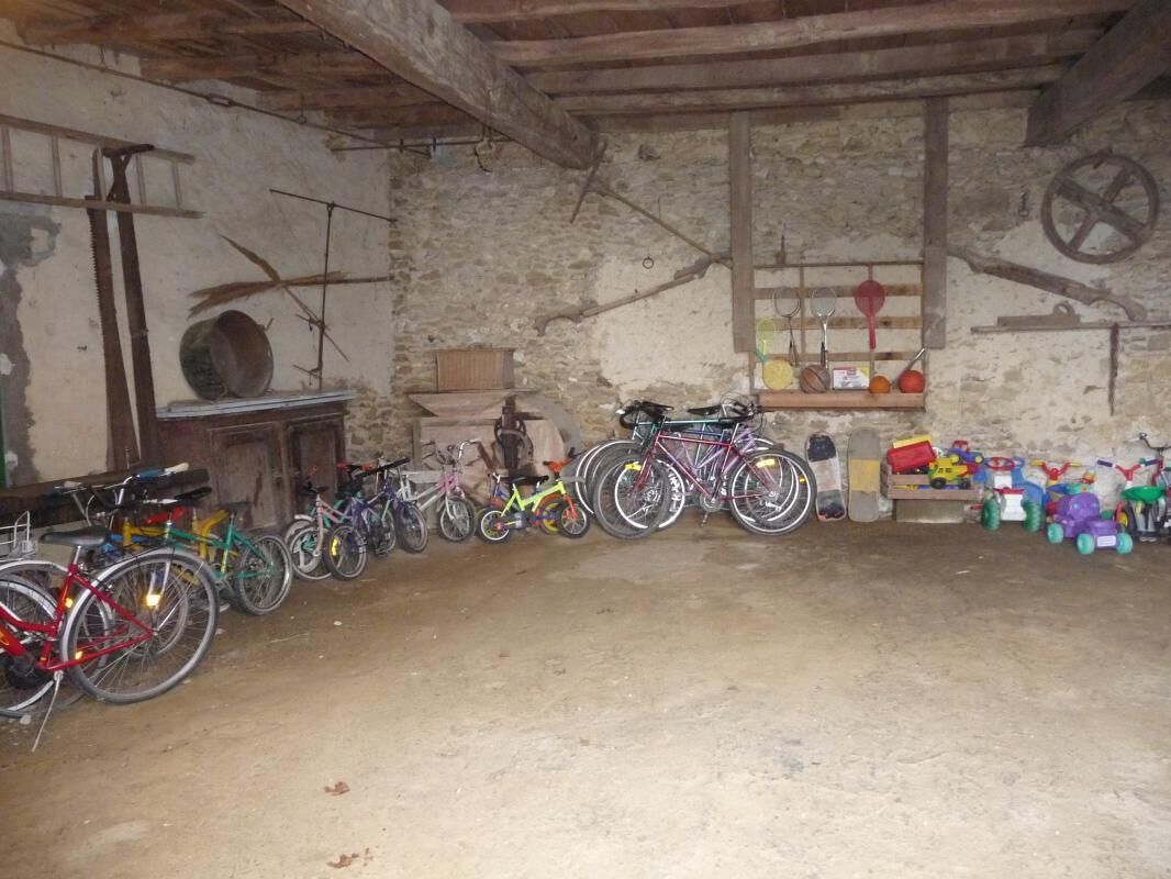 Een eenvoudige kamer met fietsen en kinderspeelgoed.