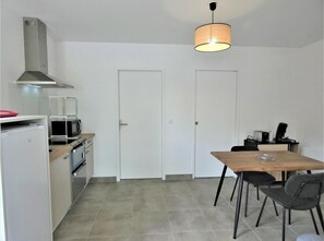 Kjøleskap, mikrobølgeovn, ovn og oppvaskmaskin