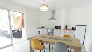 Una cocina moderna con comedor.