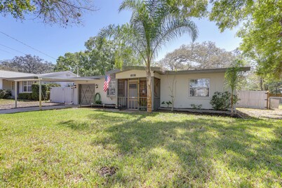 Pet-friendly Largo Escape w/ Fire Pit!