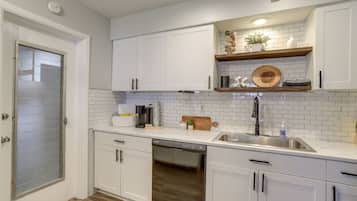 House (3 Bedrooms) | Private kitchen | Microwave, oven, stovetop, dishwasher
