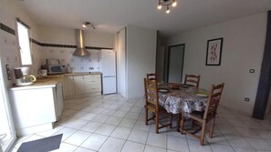 Micro-ondes, lave-vaisselle, chaise haute