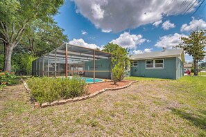 A modern house with a glass-enclosed patio and a swimming pool. - Relaxing Port Richey Getaway w/ Lanai & Pool! (Port Richey)