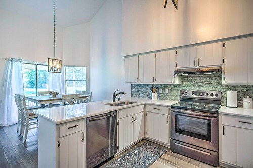 Navarre Home w/ Game Area + Screened-in Porch