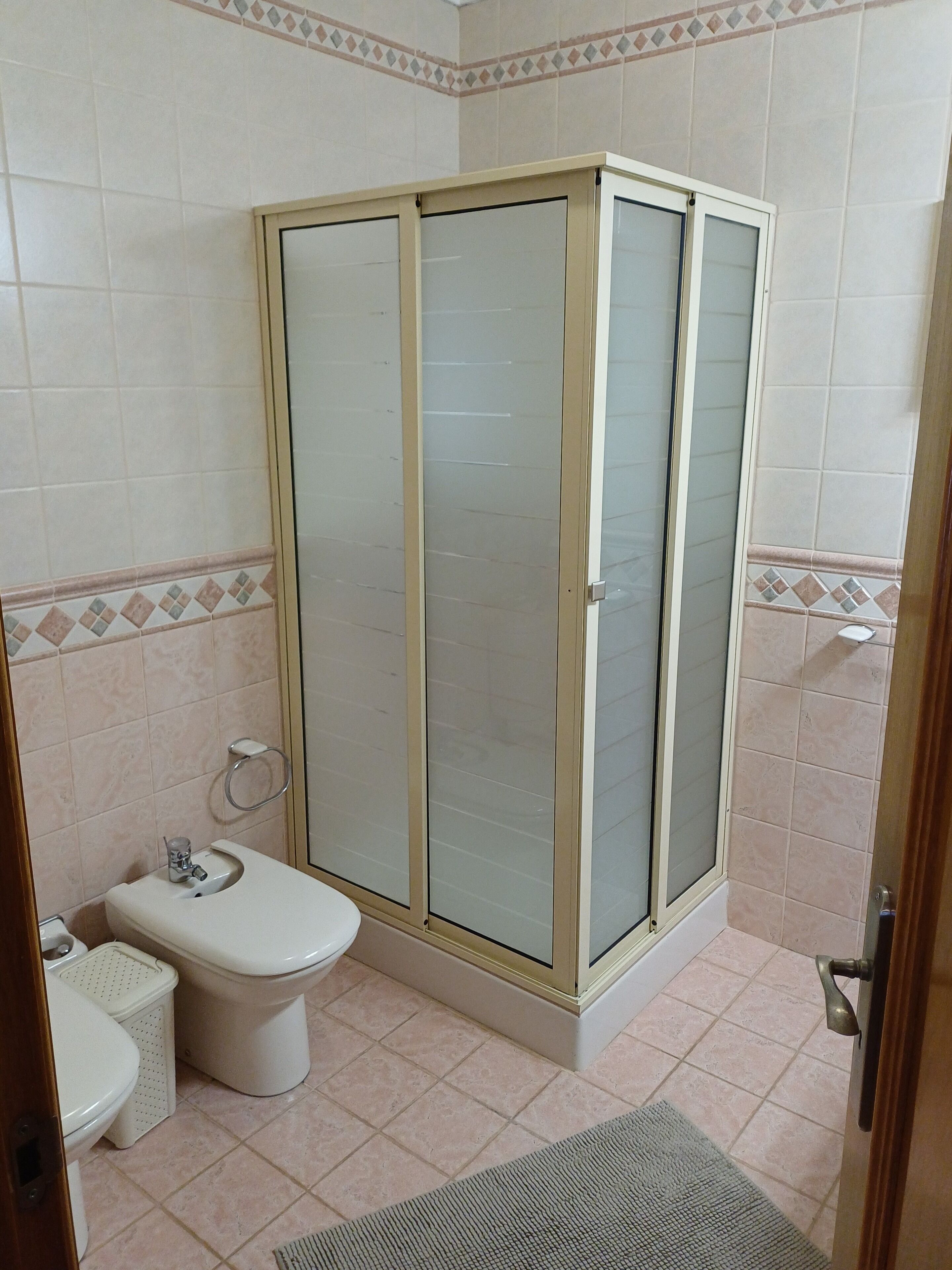 Dusche, Bidet, Handtücher, Seife