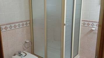 Dusche, Bidet, Handtücher, Seife