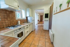 Micro-ondes, lave-vaisselle, chaise haute