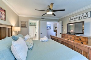 Apartment (2 Bedrooms) | Interior - Sunlit St Petersburg Condo w/ Community Pool (St. Petersburg)