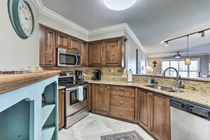 Interior - Sunlit St Petersburg Condo w/ Community Pool (St. Petersburg)