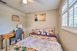 3 عدّة غرف نوم ومساحة عمل للكمبيوتر المحمول وملاءات أسرّة