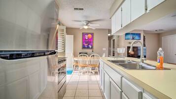 House (3 Bedrooms) | Private kitchen | Microwave, oven, stovetop, cookware/dishes/utensils