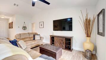 獨棟房屋 (3 Bedrooms) | 起居區 | 電視