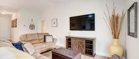 บ้านพัก (3 Bedrooms) | บริเวณนั่งเล่น | ทีวี