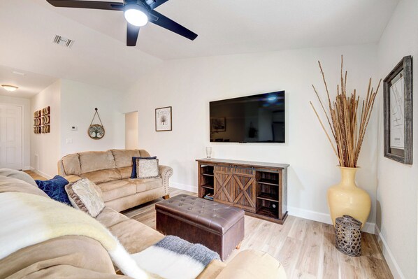 House (3 Bedrooms) | Living area | TV