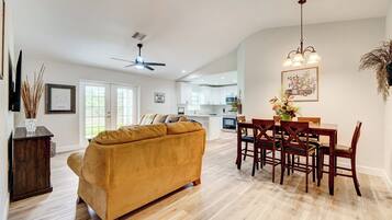 House (3 Bedrooms) | Interior