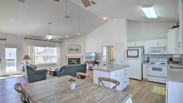 House (3 Bedrooms) | Interior